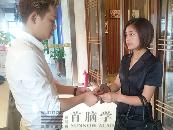 首腦美發(fā)學(xué)員觀摩學(xué)習(xí)，讓技術(shù)走在時(shí)尚前沿