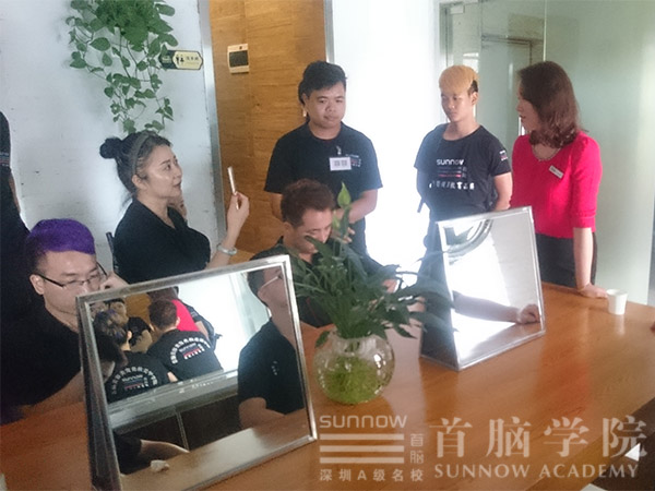 首腦美發(fā)學(xué)員觀摩學(xué)習(xí)，讓技術(shù)走在時(shí)尚前沿
