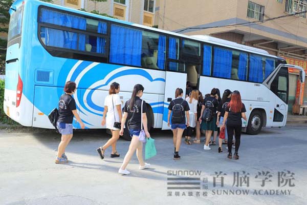 龍崗校區(qū)化妝中高級(jí)師生觀摩鉑爵基地