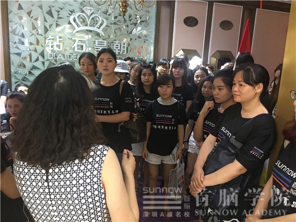 首腦學(xué)院形象設(shè)計部學(xué)員觀摩維納斯婚紗攝影