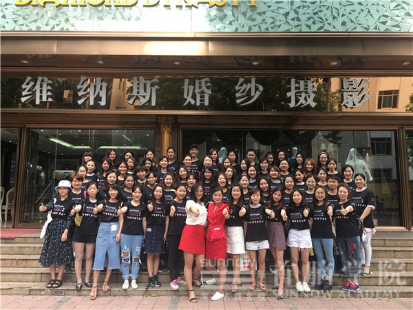 首腦學(xué)院形象設(shè)計部學(xué)員觀摩維納斯婚紗攝影