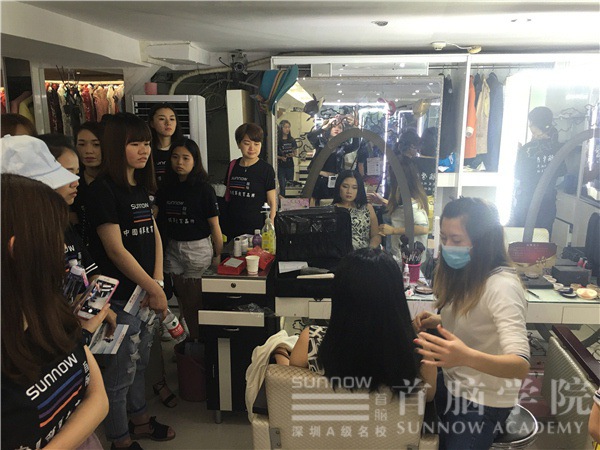 首腦學(xué)院形象設(shè)計部學(xué)員觀摩維納斯婚紗攝影