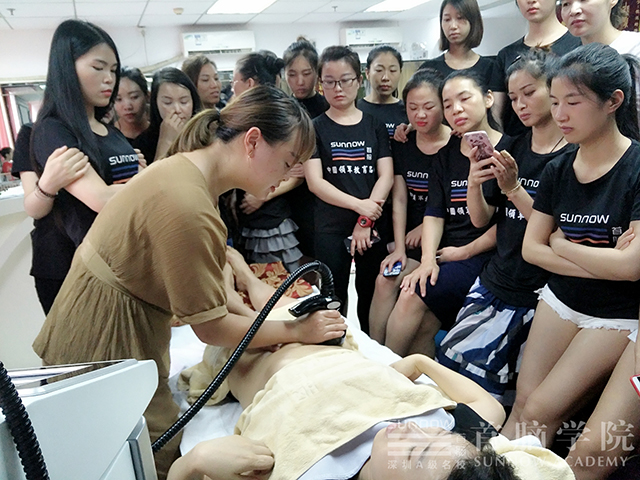 掌握“光電”技能   首腦學(xué)子走在美容市場前沿