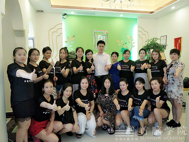 掌握“光電”技能   首腦學(xué)子走在美容市場前沿