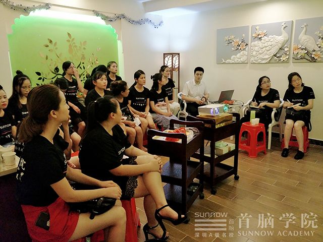 掌握“光電”技能   首腦學(xué)子走在美容市場前沿