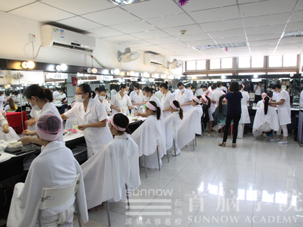 深圳首腦美容美發(fā)學(xué)?；浉郯暮献鳌耙辉嚾C”考試