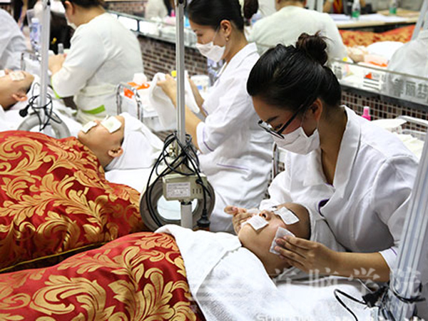 首腦美容美發(fā)學(xué)?；浉郯暮献鳌耙辉嚾C”考試