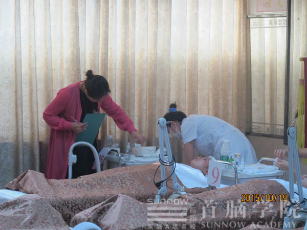 “一試三證”考評員正在對學員經(jīng)行考核