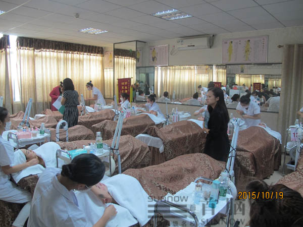 “一試三證”考場學員專心的展現(xiàn)自我