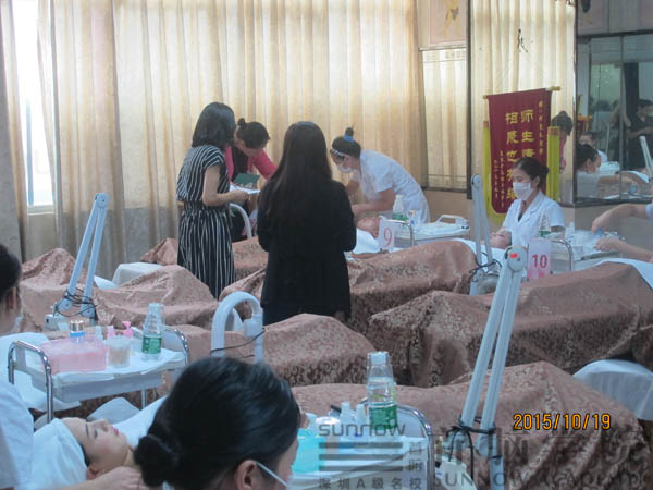 “一試三證”考評員正在對學員經(jīng)行考核