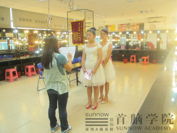 “一試三證”考評員正在對模特的化妝效果進行考核