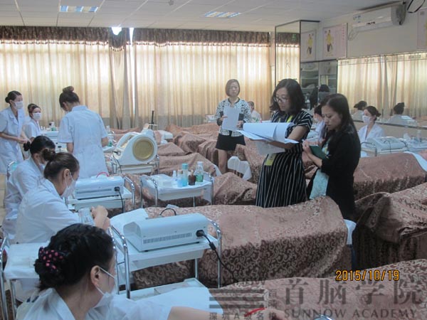 “一試三證”考評員正在對學員進行考核