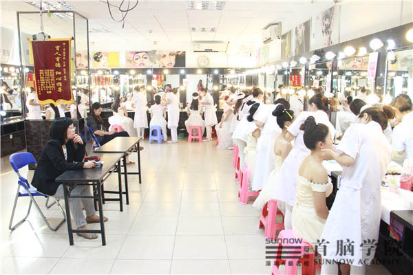 首腦學(xué)院寶安校區(qū)學(xué)子全力赴考“一試三證”