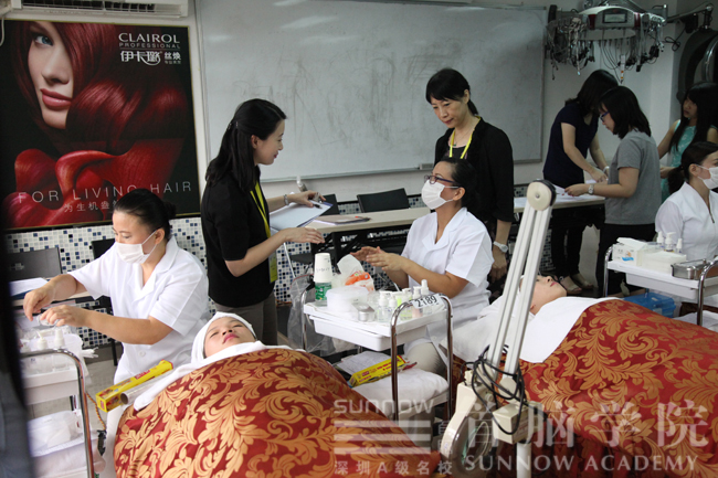 考評員與美容實操考生溝通中