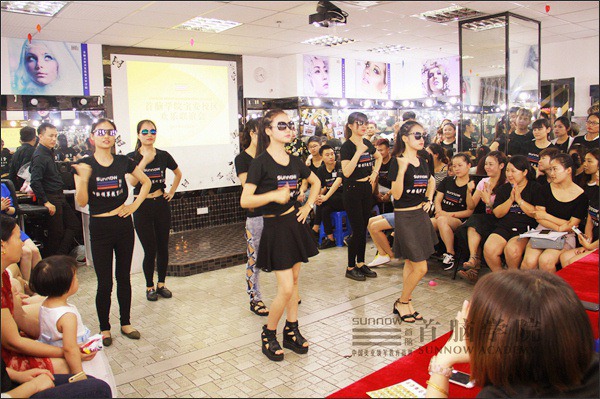 美甲班莘莘學子的畢業(yè)季