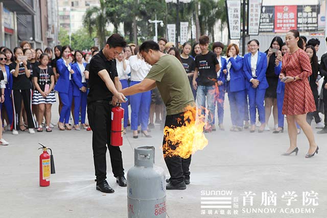 首腦學(xué)院智勇雙全的消防安全培訓(xùn)演習(xí)