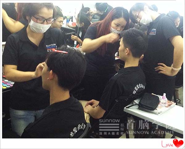 首腦學(xué)院化妝初級(jí)班上演真人操練-新娘妝