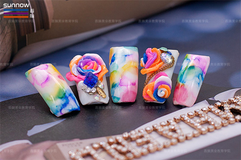 學(xué)美甲要去專業(yè)學(xué)校學(xué)還是去美甲店學(xué)