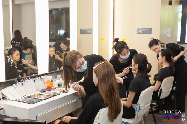 女生學(xué)化妝好不好