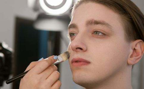 男孩子需要學(xué)化妝