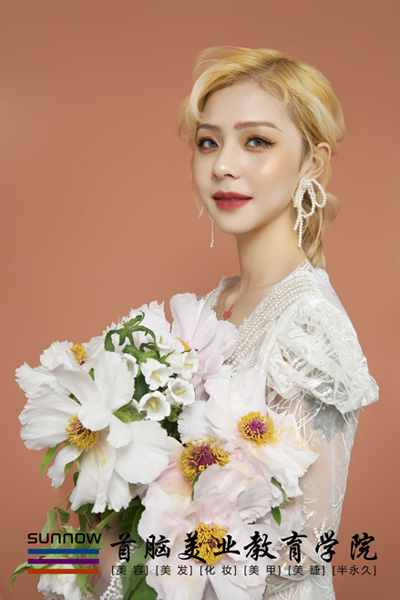 新手如何學(xué)化妝