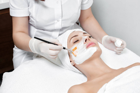 美容培訓(xùn)學(xué)校學(xué)費(fèi)多少錢(qián)