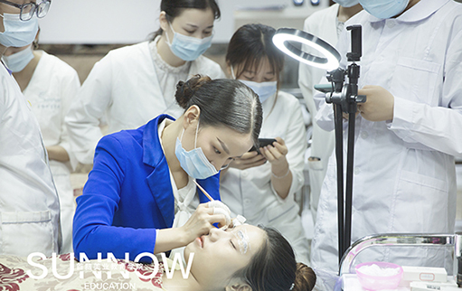 ?美甲美睫紋繡培訓(xùn)學(xué)校學(xué)費(fèi)多少？