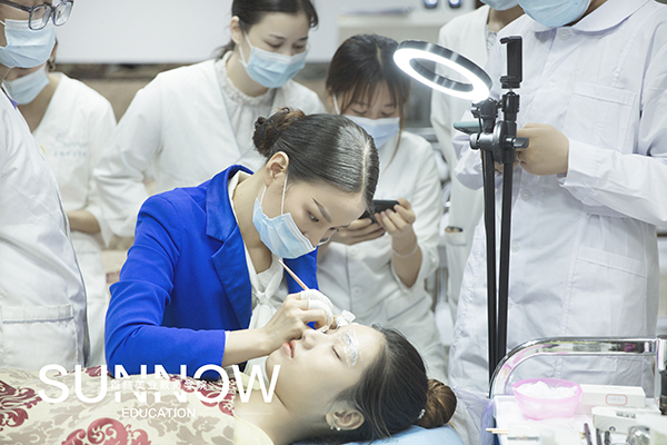 深圳學(xué)半永久化妝大概多少錢