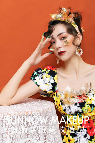 要花多少時間去學化妝才能成為專業(yè)化妝師？