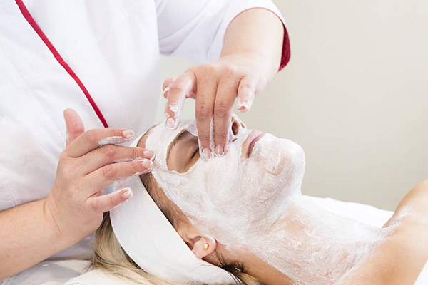 暑假期間學(xué)美容