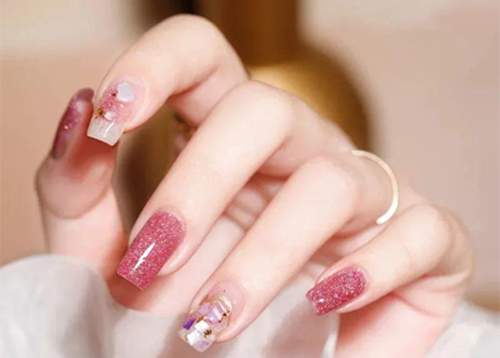 2025年學美甲去店里還是學校