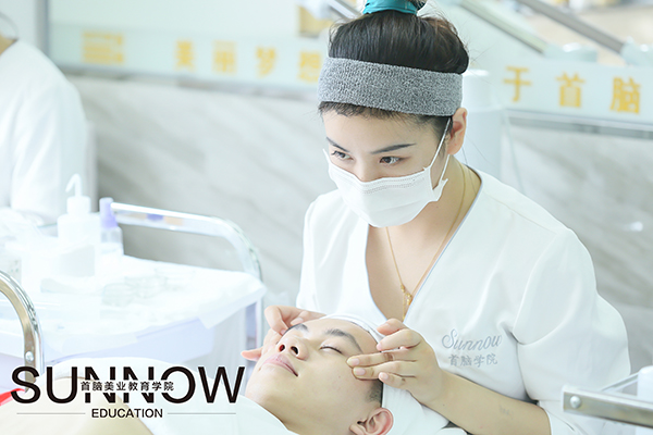 美容是去學(xué)校學(xué)還是店里學(xué)好